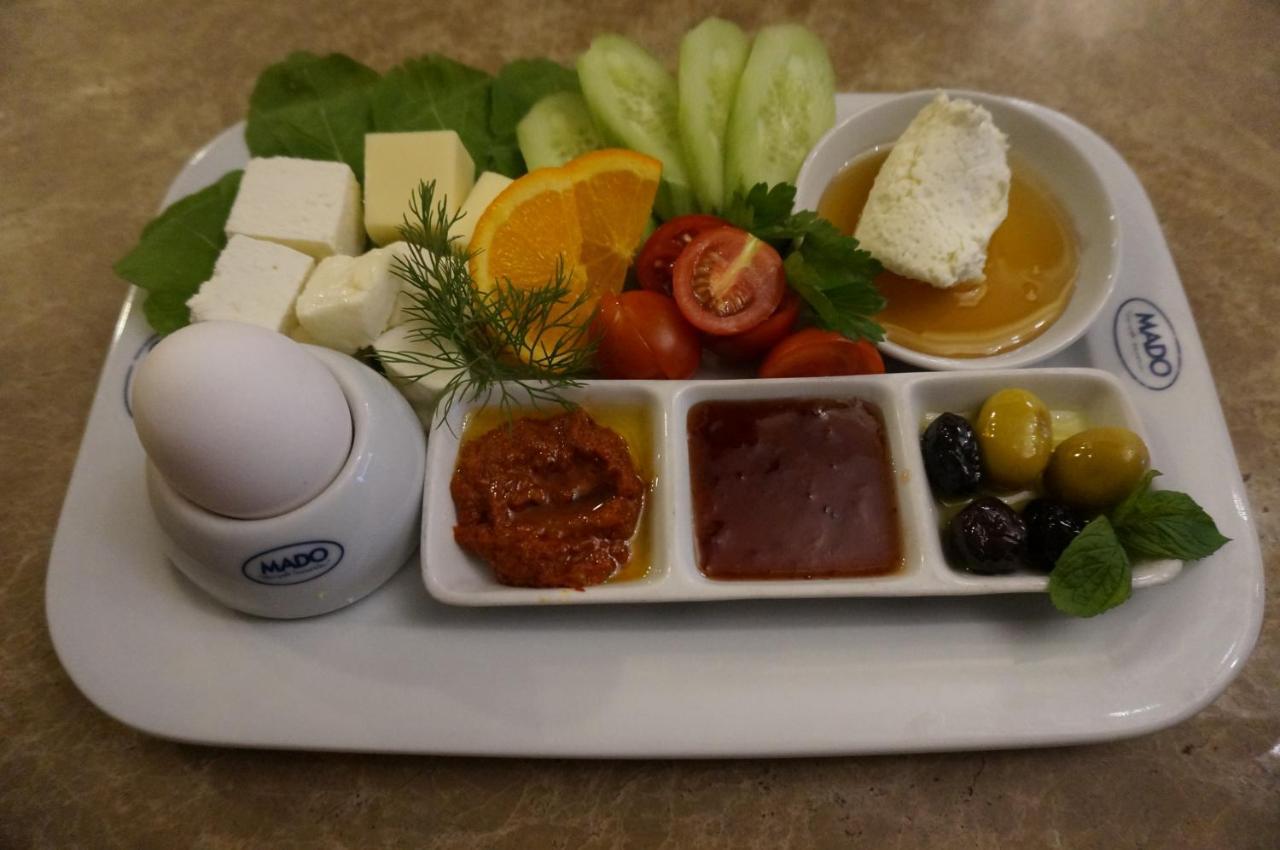 Отель Phosphorion Стамбул Экстерьер фото A traditional Turkish breakfast